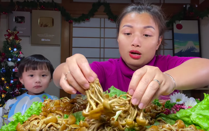 Bé Sa trở lại quay vlog cùng mẹ Quỳnh Trần, nhưng điều khiến dân tình chú ý lại là món nấm trân châu vừa lạ vừa… nhớt