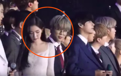 Bắt quả tang Jimin (BTS) cứ dõi theo từng cử chỉ của Irene (Red Velvet) rồi mỉm cười "ngây dại", liệu có nằm trong tầm ngắm của Dispatch 1/1 tới?
