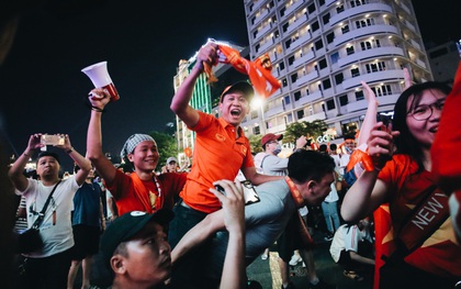 CĐV ở Sài Gòn vỡ oà trong hạnh phúc khi ĐT U22 Việt Nam có chiến thắng nghẹt thở trước Singapore