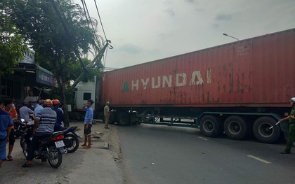 TP.HCM: Xe container tông sập nhà dân ven đường, chủ nhà hoảng hồn thoát chết trong gang tấc