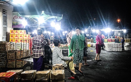 Phận đời những nữ cửu vạn "bán sức" trong đêm tại chợ Đông Ba: "Không giành nhau từng bao hàng thì con cái chúng tôi lấy gì ăn?"