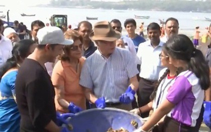 Vua và Hoàng hậu Thụy Điển dọn rác trên bãi biển Ấn Độ