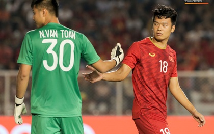 Thủ môn U22 Việt Nam bị đàn anh "lườm cháy mặt" vì suýt tái hiện sai lầm ở trận thắng Campuchia