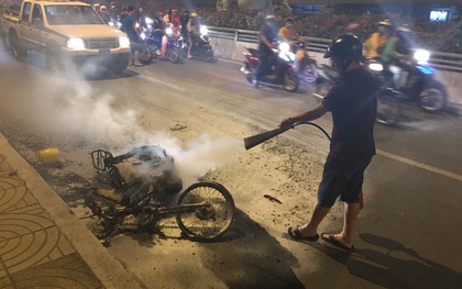 TP.HCM: Xe máy cháy trơ khung khi đi "bão" sau trận thắng của U22 Việt Nam trước Campuchia