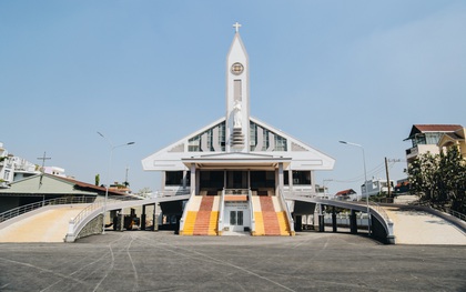 Sau hơn 1 năm được "thần đèn" phù phép, nhà thờ nặng hàng ngàn tấn ở Sài Gòn chính thức được nâng lên cao 2m để đón Noel