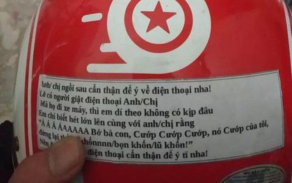 Lời nhắc nhở trên mũ bảo hiểm của anh tài xế khiến dân mạng bật cười: "Lỡ có người giật điện thoại, em dí theo không kịp đâu nên chỉ biết hét lớn Á á á..."