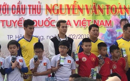 Về quê nghỉ Tết, Văn Toàn diện như idol đến giao lưu cùng các cầu thủ nhí Hải Dương