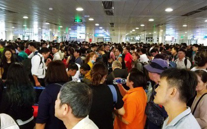 Sân bay Tân Sơn Nhất chật kín hành khách về quê trong ngày làm việc cuối cùng trước kì nghỉ Tết Nguyên đán Kỷ Hợi