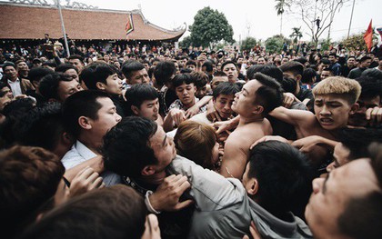 Hàng trăm thanh niên giẫm đạp, tranh cuớp "chiếu thiêng" mong sinh con trai