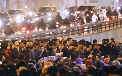 Tối mùng 8 Tết, hàng nghìn người Hà Nội tràn ra đường cúng sao giải hạn ở chùa Phúc Khánh