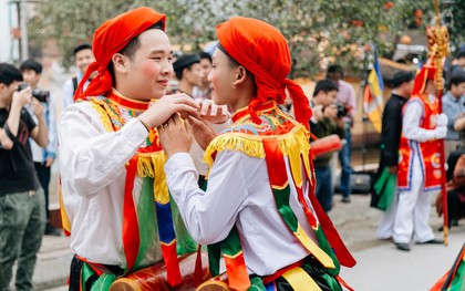 Độc đáo lễ hội trai giả gái nhảy điệu "con đĩ đánh bồng" ở Hà Nội