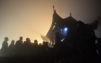 Hàng ngàn người dân đội mưa phùn trong giá rét, hành hương lên đỉnh Yên Tử trong đêm