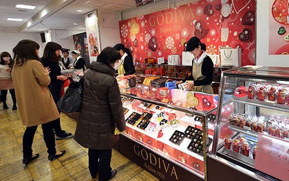 Nghe nói con gái Nhật phải tặng socola cho con trai nhân ngày Valentine, nữ idol "quả quyết" ăn hết socola để khỏi tặng ai