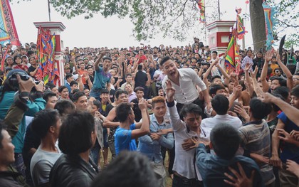 Trai làng tiếc nuối vây kín lễ hội đòi được đánh phết tại Hiền Quan