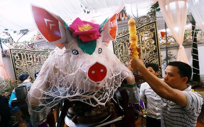 Hà Nội: Dùng kim khâu vào da của 17 "ông lợn" để thực hiện lễ rước và tế lợn trong đêm ở làng La Phù