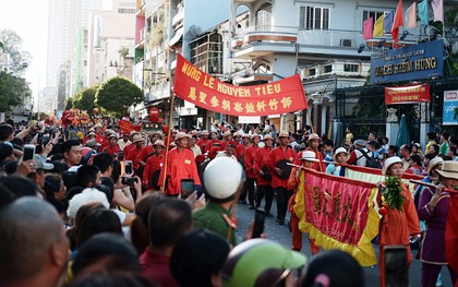 Hàng nghìn người Sài Gòn đổ về quận 5 chiêm ngưỡng màn trình diễn đón Tết Nguyên Tiêu