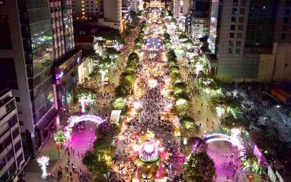 Đường hoa Nguyễn Huệ rực rỡ trong đêm khai mạc, hàng ngàn người chen nhau vào du xuân