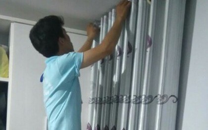 Có một kiểu người cứ tháo rèm xuống mang đi giặt là bất an như cả thế giới đang nhòm trộm mình!