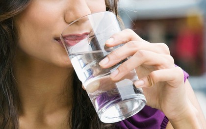 Giải mã tình trạng đã uống đủ nước mà cơ thể vẫn cảm thấy khát