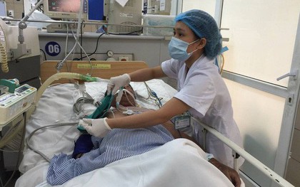 Tết 2019, bác sĩ cấp cứu tê tái chứng kiến phút biệt ly sinh tử: Cha già khóc con trẻ
