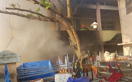 Cháy nhà kho bên trong trường tiểu học ở Đà Nẵng, hàng trăm học sinh hoảng loạn sơ tán