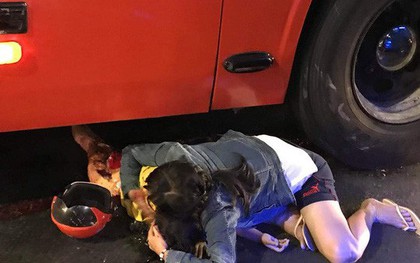 Người mẹ ôm con gái đang hấp hối dưới bánh xe khách