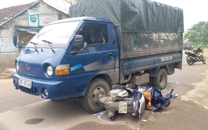 Hà Tĩnh: Bị truy đuổi, xe chở gỗ lậu tông CSGT bị thương phải nhập viện
