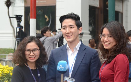 Nhiều chị em công sở "bủa vây", tranh nhau chụp ảnh cùng nam phóng viên Hàn Quốc điển trai trên phố Hà Nội