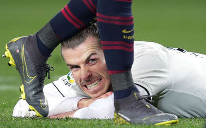 Khoảnh khắc thể thao khó đỡ: Gareth Bale nhe răng tức giận qua khe chân "đối thủ không đội trời chung"