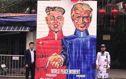 Người dân mang tranh "khủng" tới khách sạn Marriott mong tặng Tổng thống Donald Trump