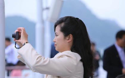 Ảnh: Nhan sắc "người đẹp quyền lực" trong phái đoàn Triều Tiên thăm Vịnh Hạ Long