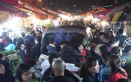 Người dân chen chúc đi mua hoa tại chợ Quảng An, giao thông qua chợ ùn tắc kéo dài