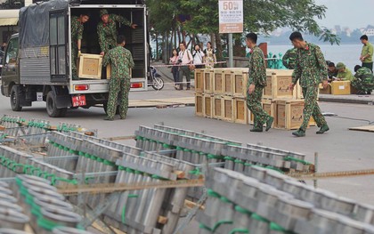 Hà Nội: Trận địa pháo hoa tại Hồ Tây đang tất bật chuẩn bị để chờ đón phút giây giao thừa