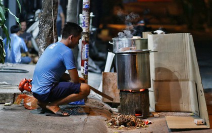 Người Sài Gòn trắng đêm bên bếp lửa hồng nấu bánh chưng, bánh tét đón Tết Kỷ Hợi 2019