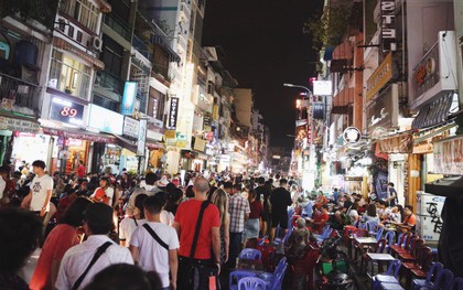 Du khách nhộn nhịp đổ về “phố Tây” Bùi Viện vui chơi, tận hưởng không khí năm mới trong tối mồng 1 Tết Kỷ Hợi
