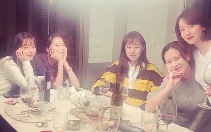 Bức ảnh hot nhất hôm nay: Son Ye Jin, mỹ nhân "Vườn sao băng" và nhóm bạn thân toàn mỹ nhân quyền lực quây quần