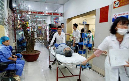 Chúc Tết thầy giáo cũ, nam sinh U20 lần đầu uống rượu dẫn đến hôn mê sâu