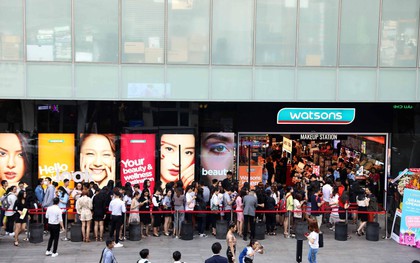 Hàng trăm khách hàng đến cực sớm xếp hàng để mua sắm tại Watsons trong ngày mở bán đầu tiên