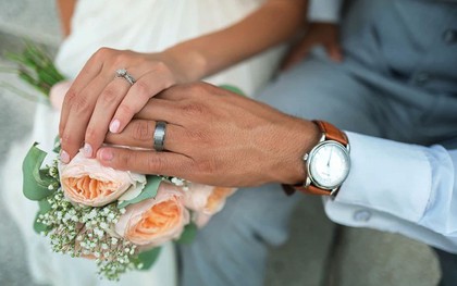 Nhẫn cưới đeo ngón tay nào cho đúng?