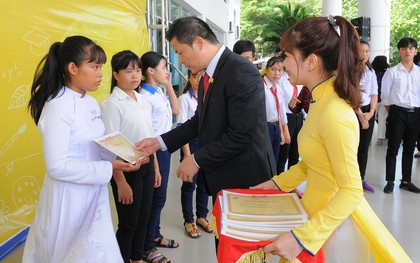 Nam A Bank trao học bổng và tuyên truyền bảo vệ môi trường cho học sinh tỉnh Long An