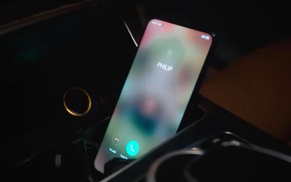 Sự thật về chiếc smartphone tràn viền siêu quyến rũ trong MV triệu view mới nhất của Hương Giang