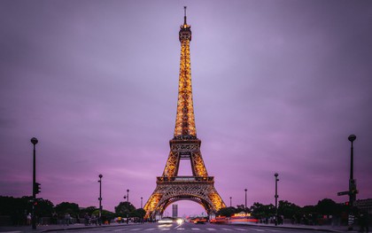 Chụp hình tháp Eiffel vào buổi tối có thể khiến bạn... bị kiện ra toà, và đây là lí do!