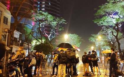 Ảnh: Đoàn Triều Tiên họp báo giữa đêm, hàng trăm phóng viên đội mưa chờ ngoài cổng khách sạn