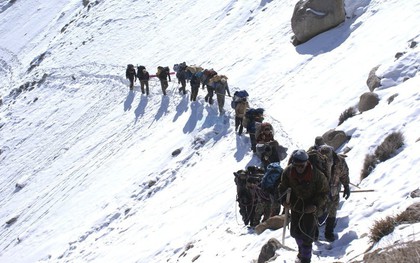 Ngôi làng kỳ lạ tại Pakistan: Phụ nữ muốn leo núi đến kiệt quệ mới thấy hạnh phúc