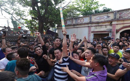 Hàng trăm trai làng lao vào tranh cướp trong lễ hội cầu may "giằng bông" Sơn Đồng