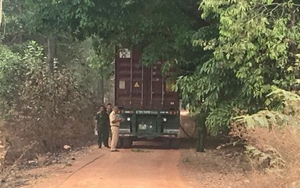 Đu trên xe container hơn 2km, đội trưởng tổ bảo vệ khu đô thị rơi xuống đường chết tại chỗ