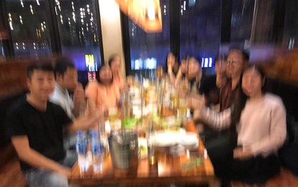 Nhờ em nhân viên thiện lành chụp giúp tấm ảnh họp lớp, nhóm bạn cay đắng khi nhìn thấy kết quả
