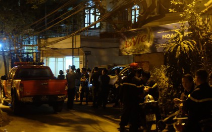 Hà Nội: Người đàn ông nước ngoài leo qua nhiều nóc nhà, có dấu hiệu bất thường