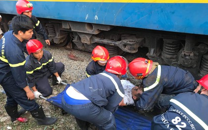 Hàng chục cảnh sát giải cứu người đàn ông mắc kẹt dưới gầm tàu hỏa