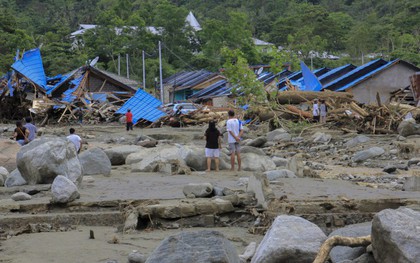 Khung cảnh tang thương sau trận lũ quét khiến 80 người thiệt mạng tại Indonesia: Xe cộ chìm dưới bùn đất, máy bay bị cuốn trôi